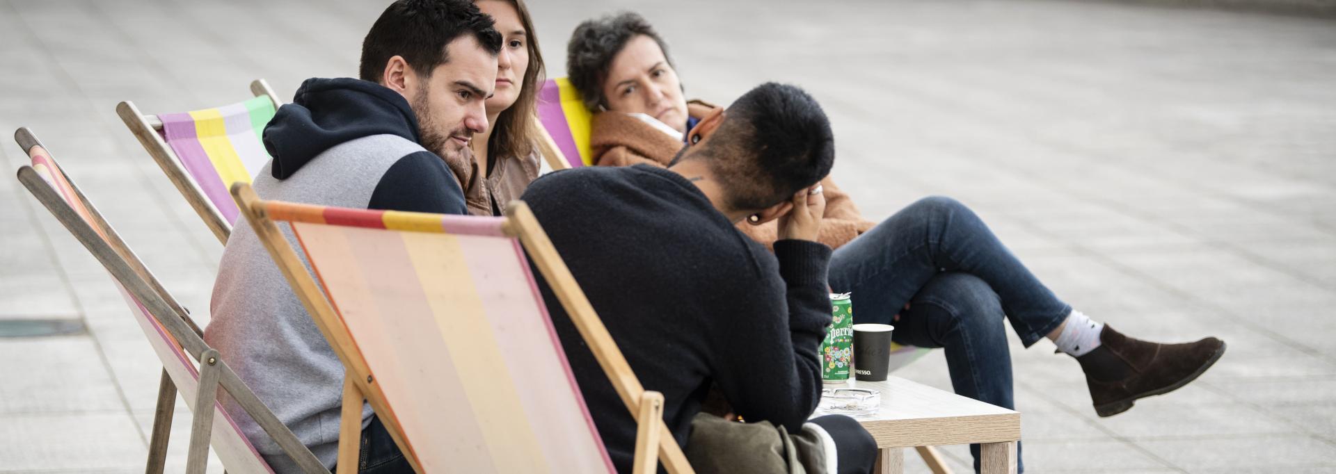 Groupe de personnes en pleine conversation