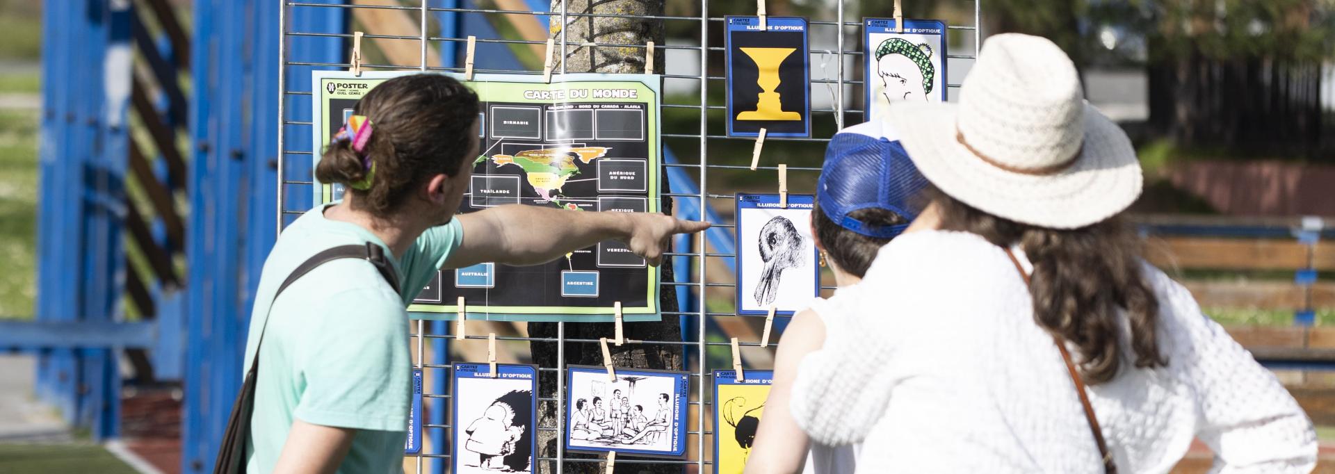 Deux personnes regardant une exposition