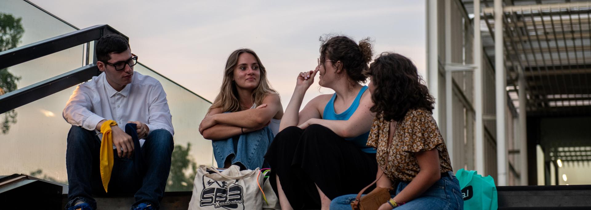 Jeunes qui discutent aux halles