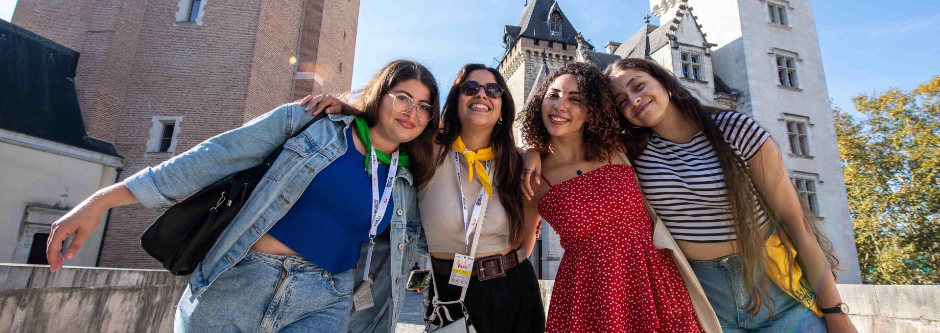 Des étudiants devant le château de Pau