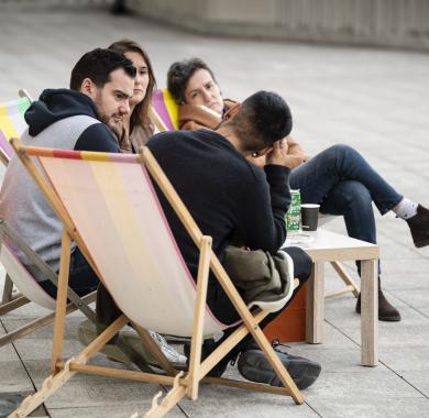 Groupe de personnes en pleine conversation