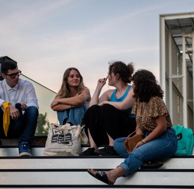 Jeunes qui discutent aux halles