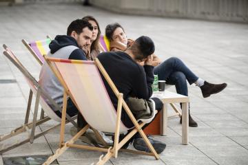 Groupe de personnes en pleine conversation