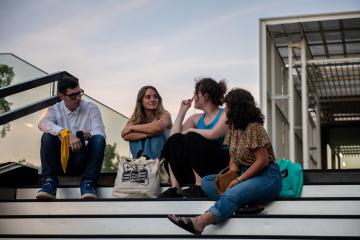 Jeunes qui discutent aux halles